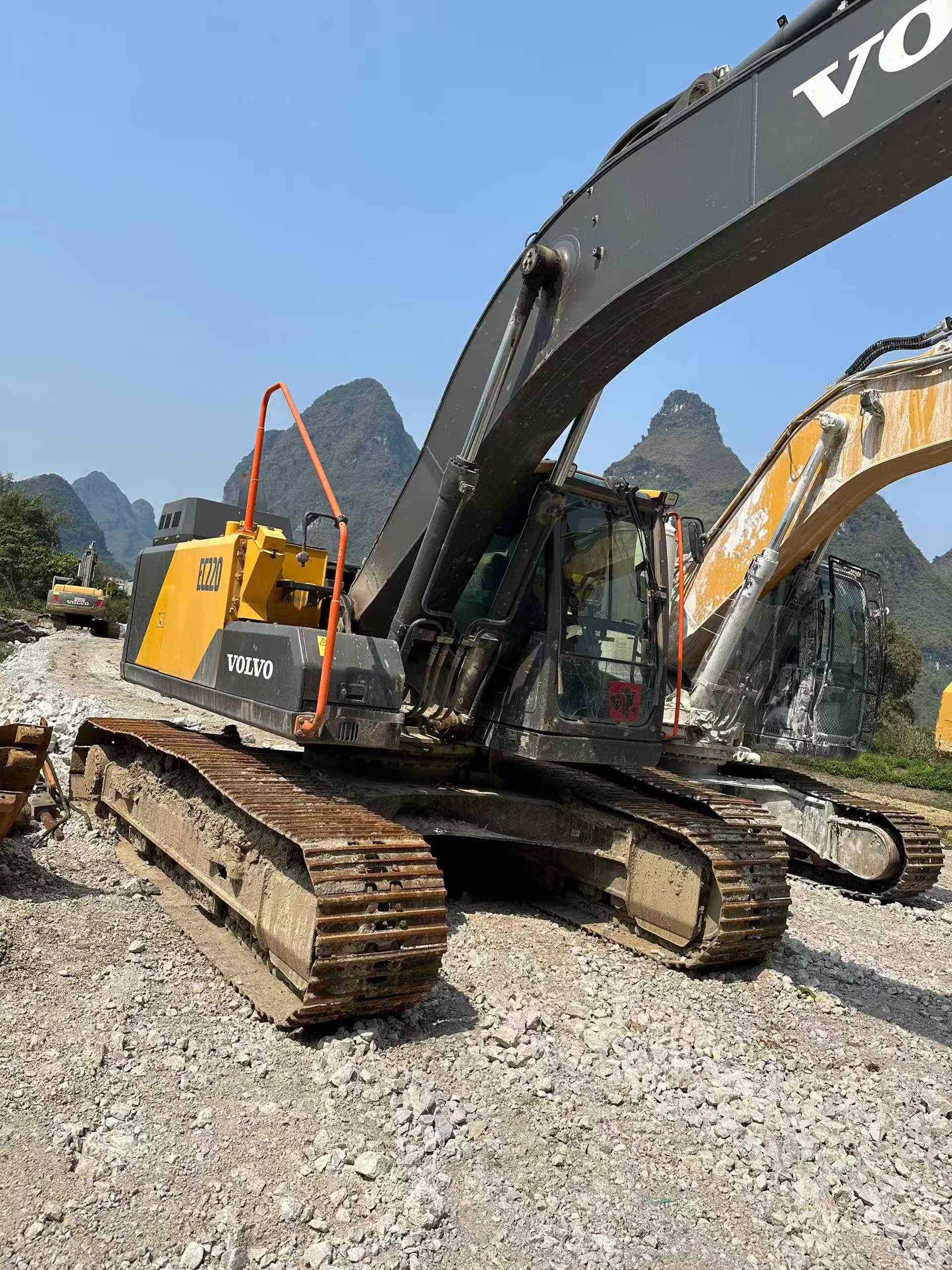 Used Volvo L220E Excavator 2023 Model / 9
