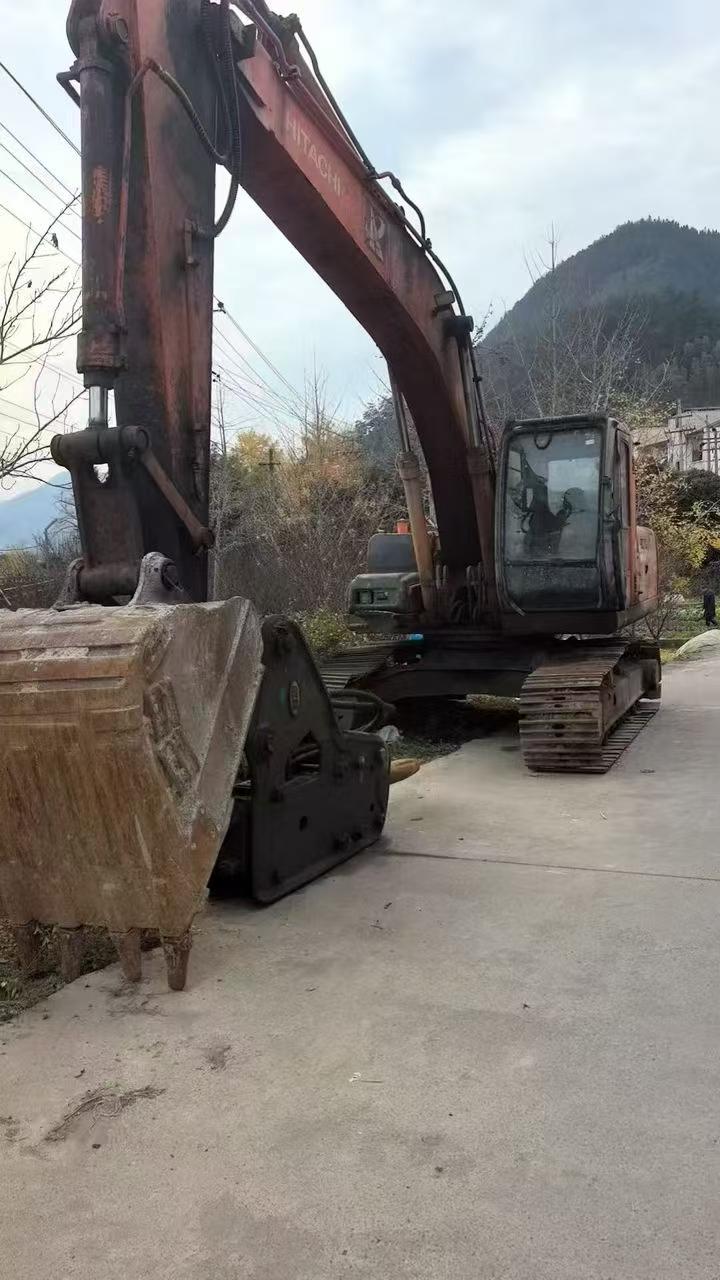 Used Hitachi ZX200-6 Excavator 2016 Model / 2