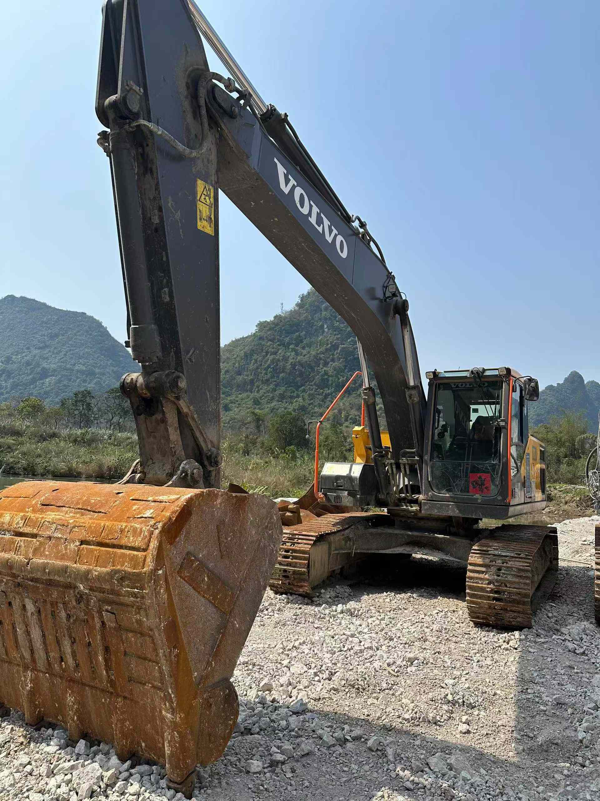 Used Volvo L220E Excavator 2023 Model / 8