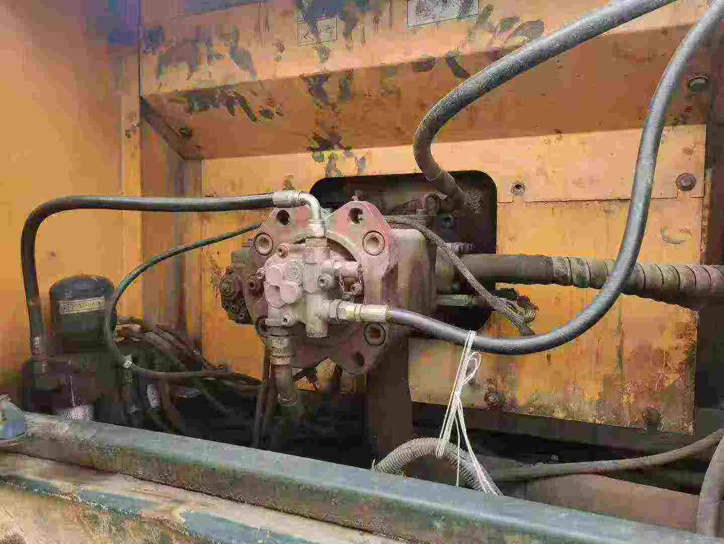 Used Hyundai R305LC-7 Excavator 2012 Model / 4