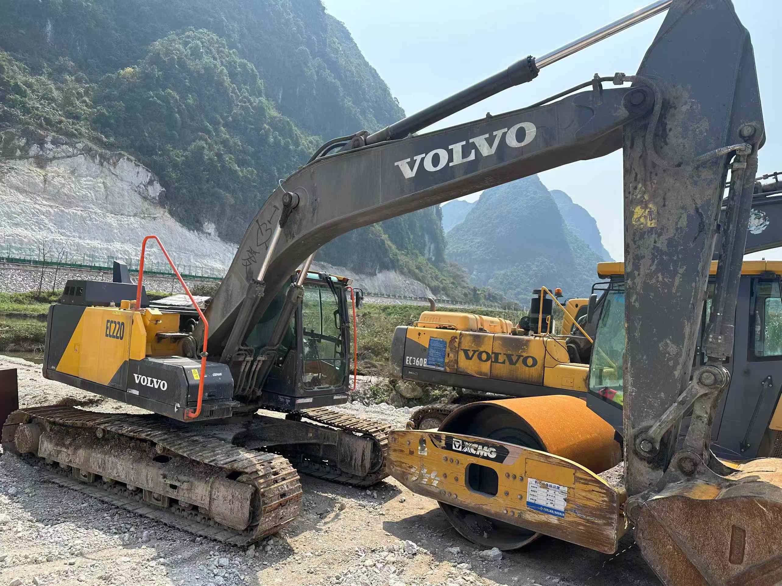 Used Volvo L220E Excavator 2023 Model / 2