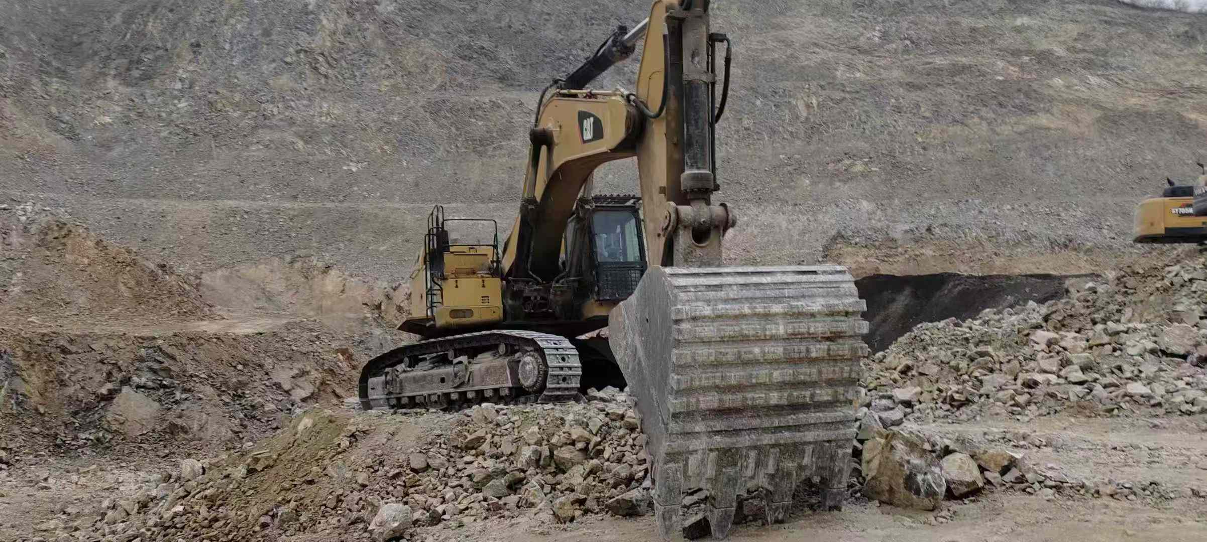 Used Caterpillar 374D Excavator 2016 Model / 8