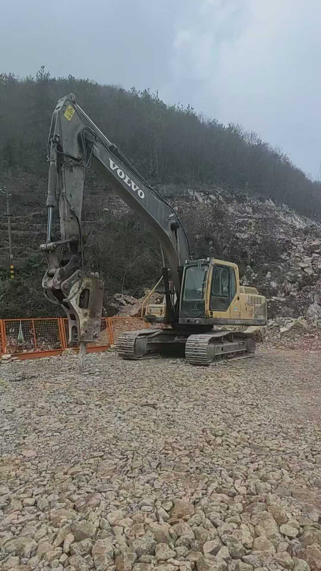 Used Volvo EC210B Excavator 2016 Model / 3