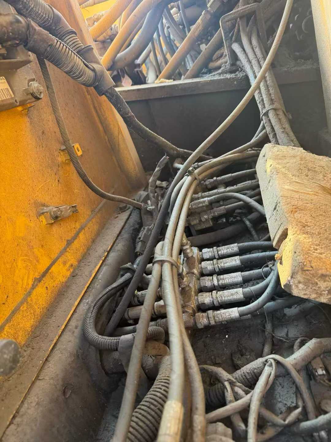 Used Volvo EC210B Excavator 2013 Model / 3