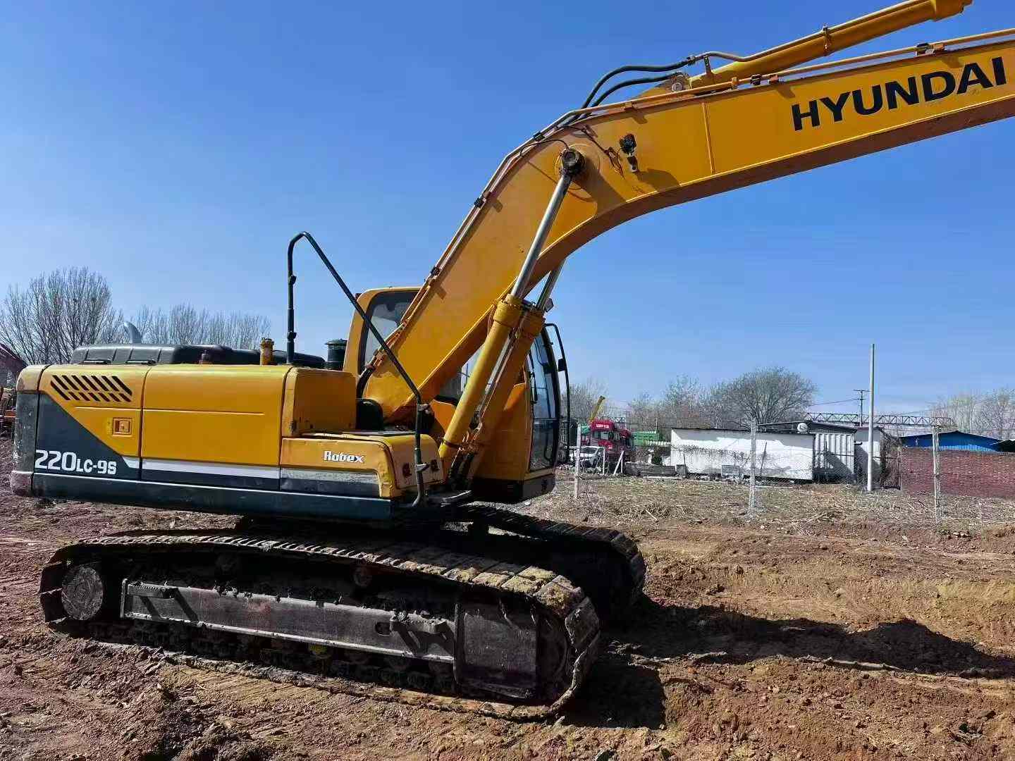 Used Hyundai R220-5 Excavator 2016 Model / 4