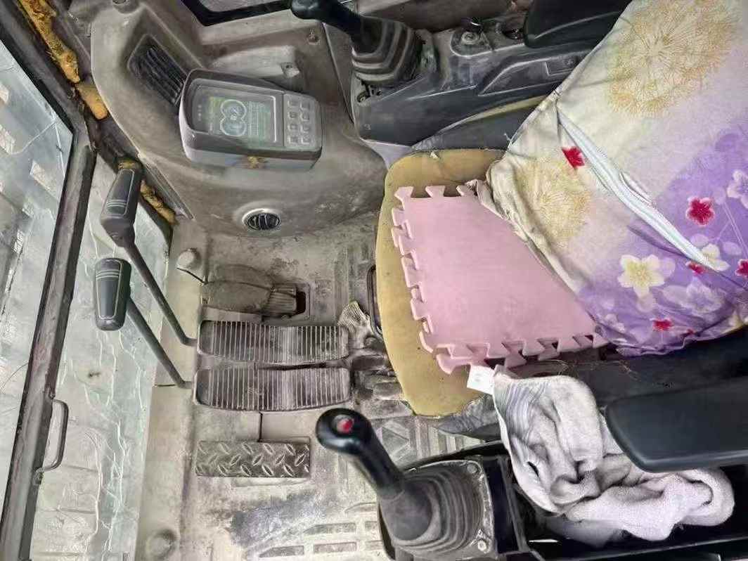 Used XCMG XE700C Excavator 2016 Model / 3