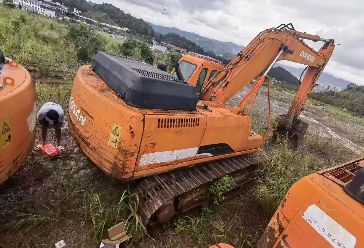 Buy Doosan DH300-7 Used Excavator / 1