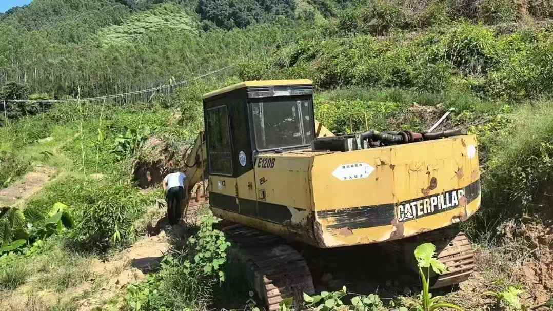 Buy Caterpillar E120B Used Excavator / 1
