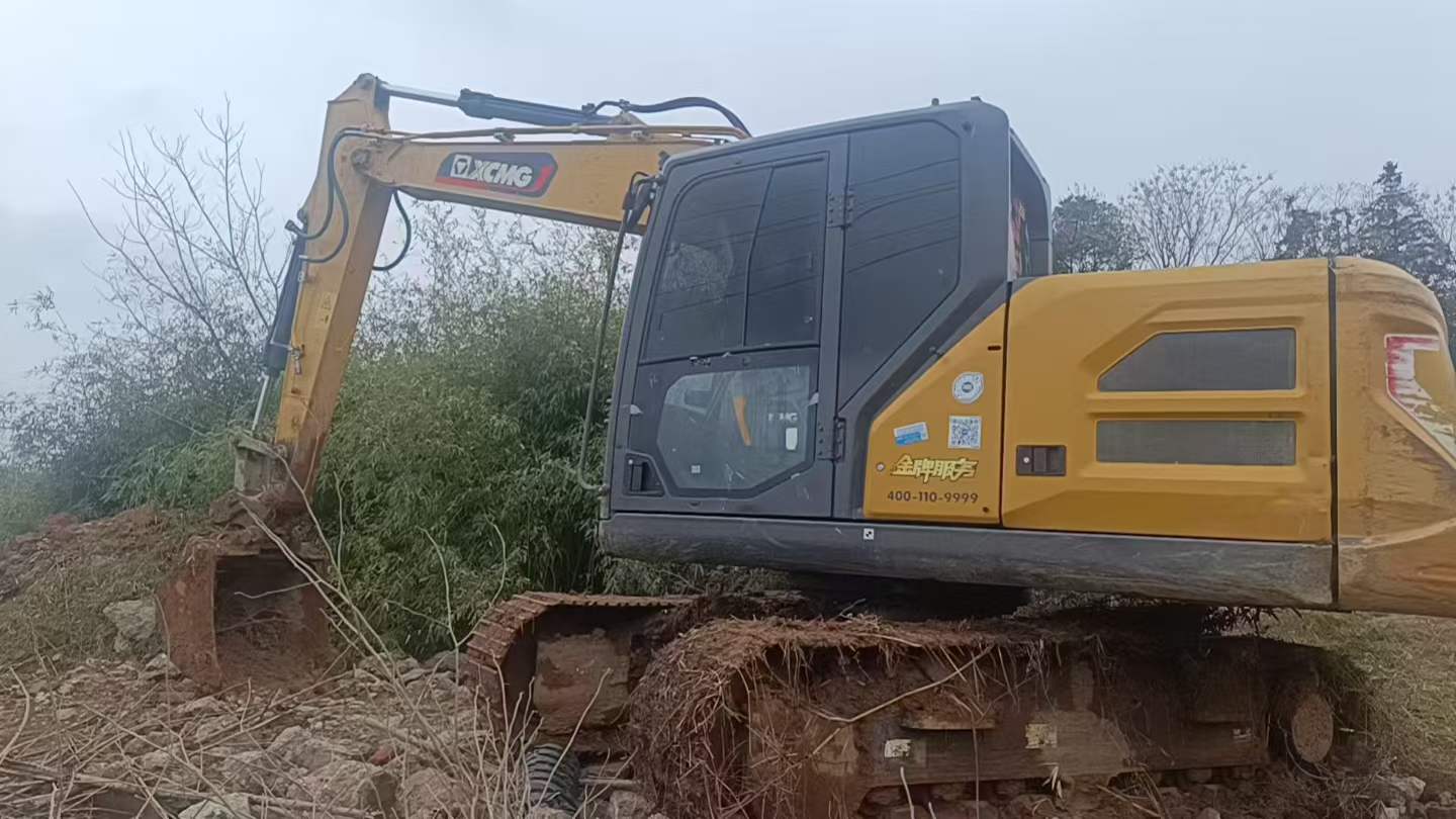 Buy XCMG XE135B Used Excavator / 1