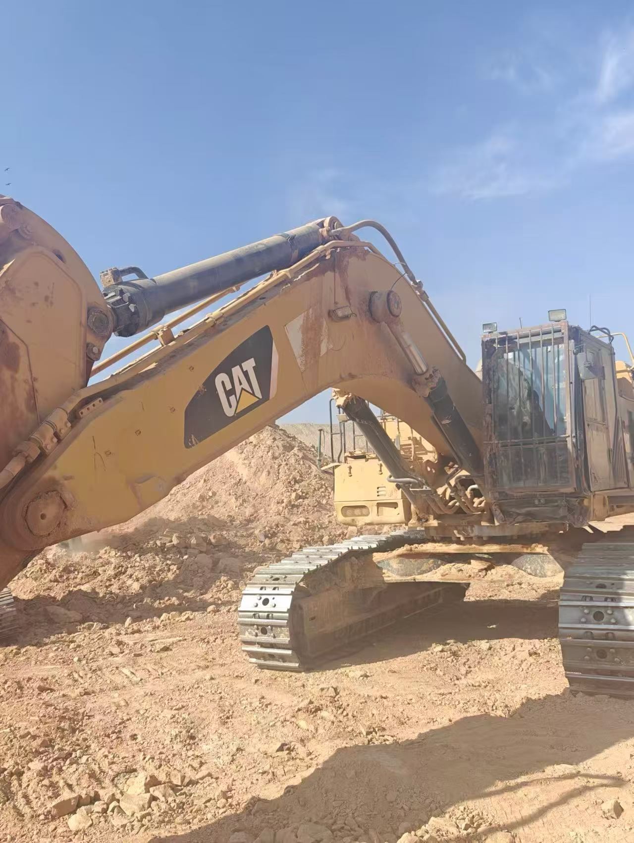 Buy Caterpillar 374D Used Excavator / 1