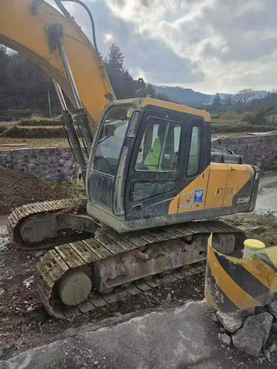 Buy Hyundai R215-7 Used Excavator / 1