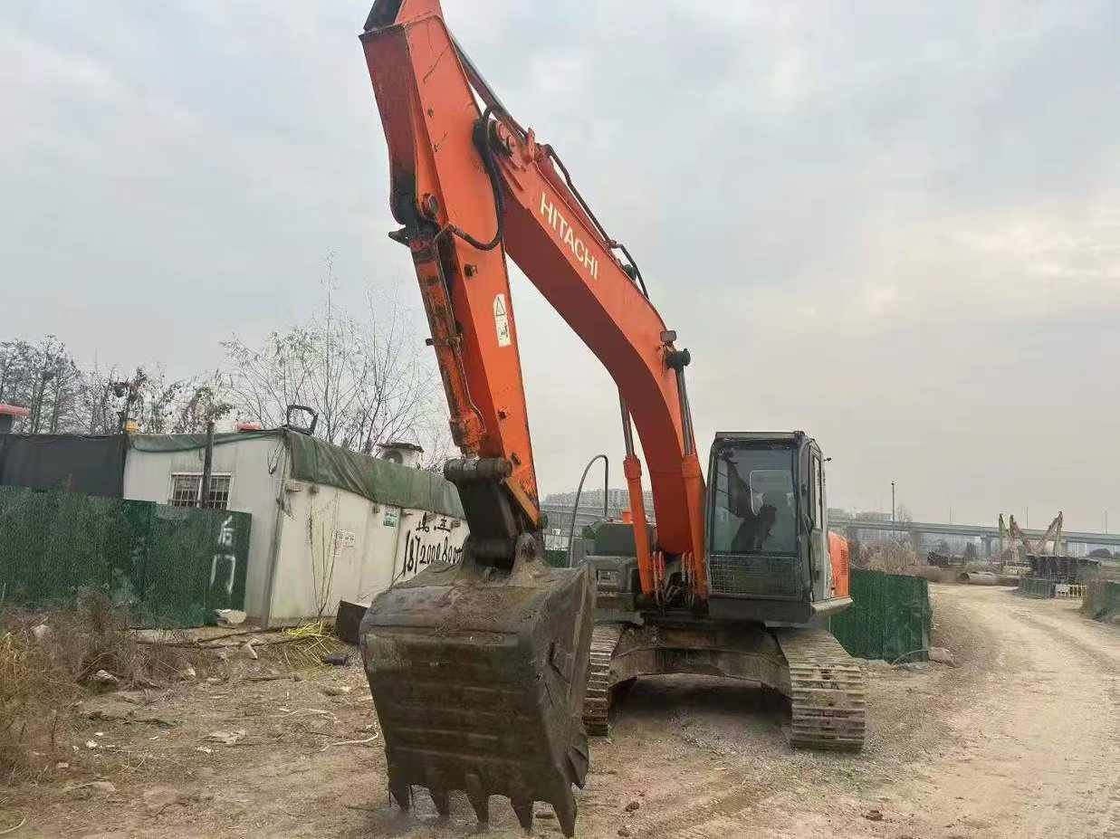 Used Hitachi ZX210-3G Excavator 2011 Model / 3