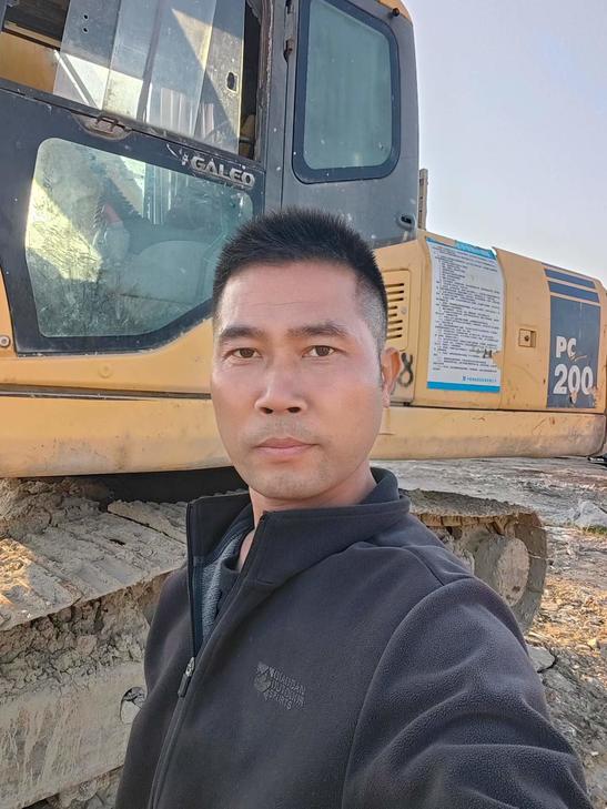 Buy Komatsu PC200-7 Used Excavator / 1