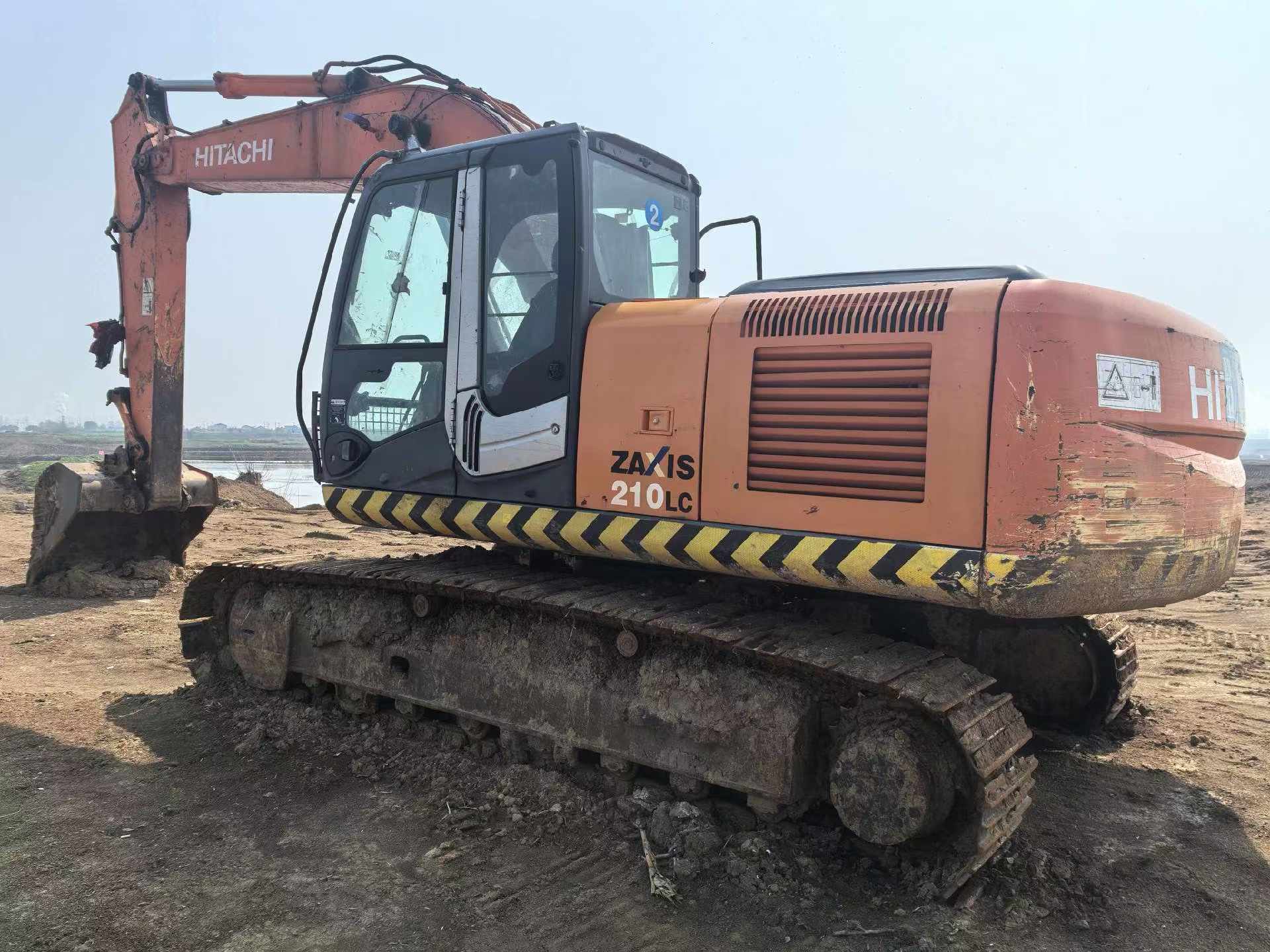 Used Hitachi ZX210LC-3 Excavator 2011 Model / 3