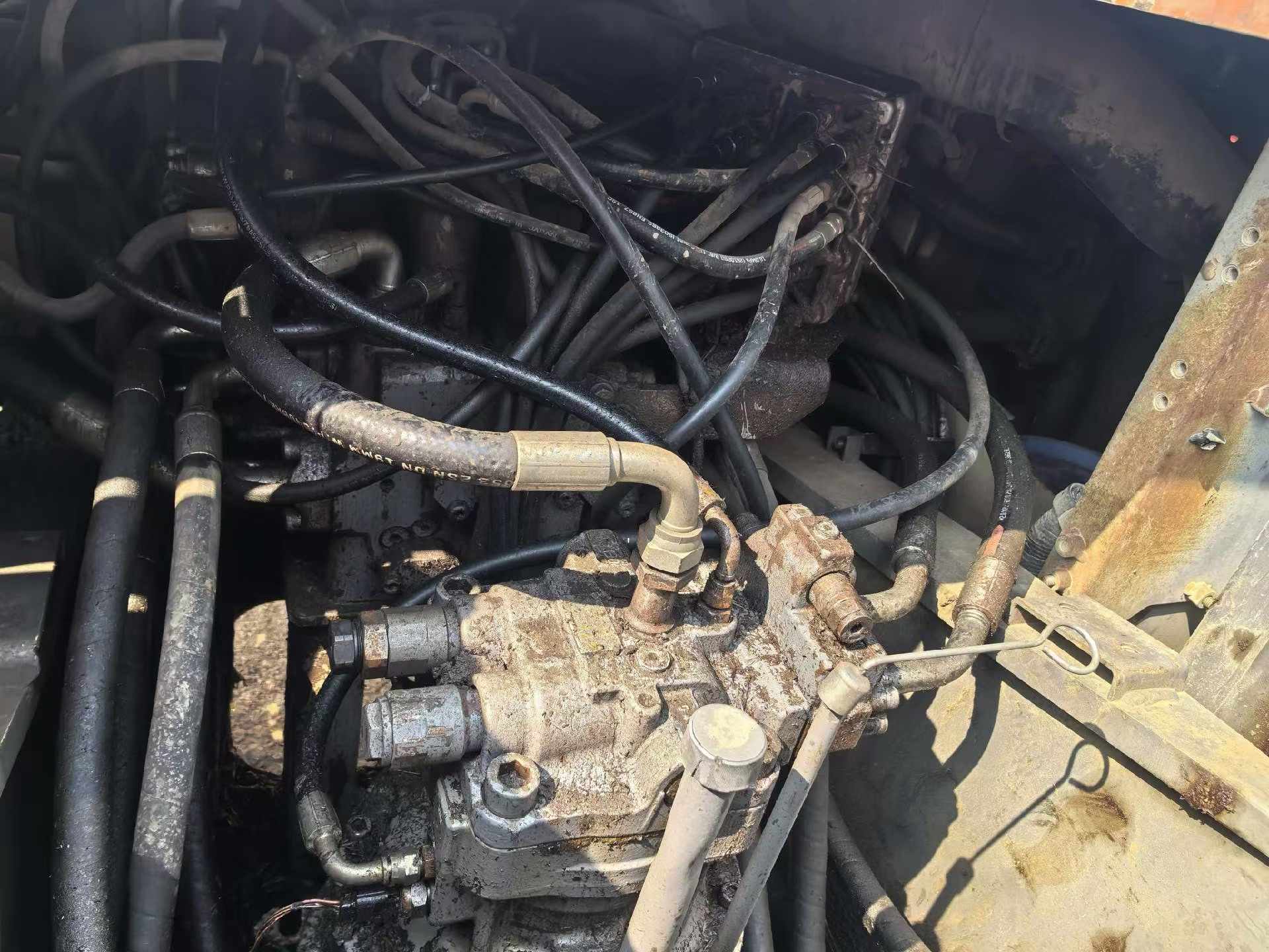 Used Hitachi ZX210LC-3 Excavator 2011 Model / 8