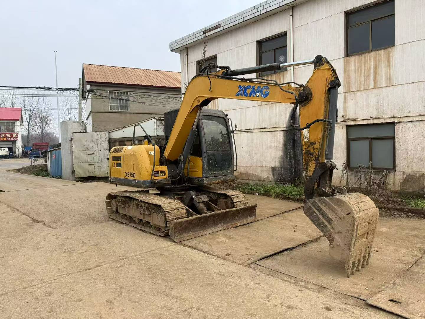 Buy XCMG XE75C Used Excavator / 1