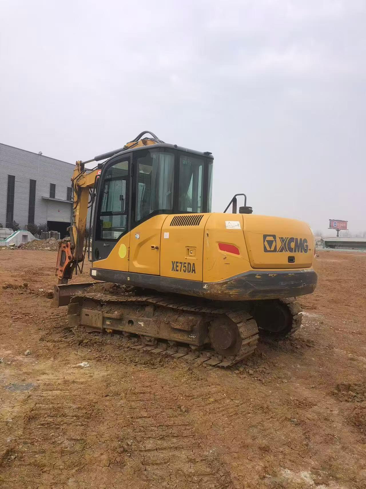 Buy XCMG XE75C Used Excavator / 1