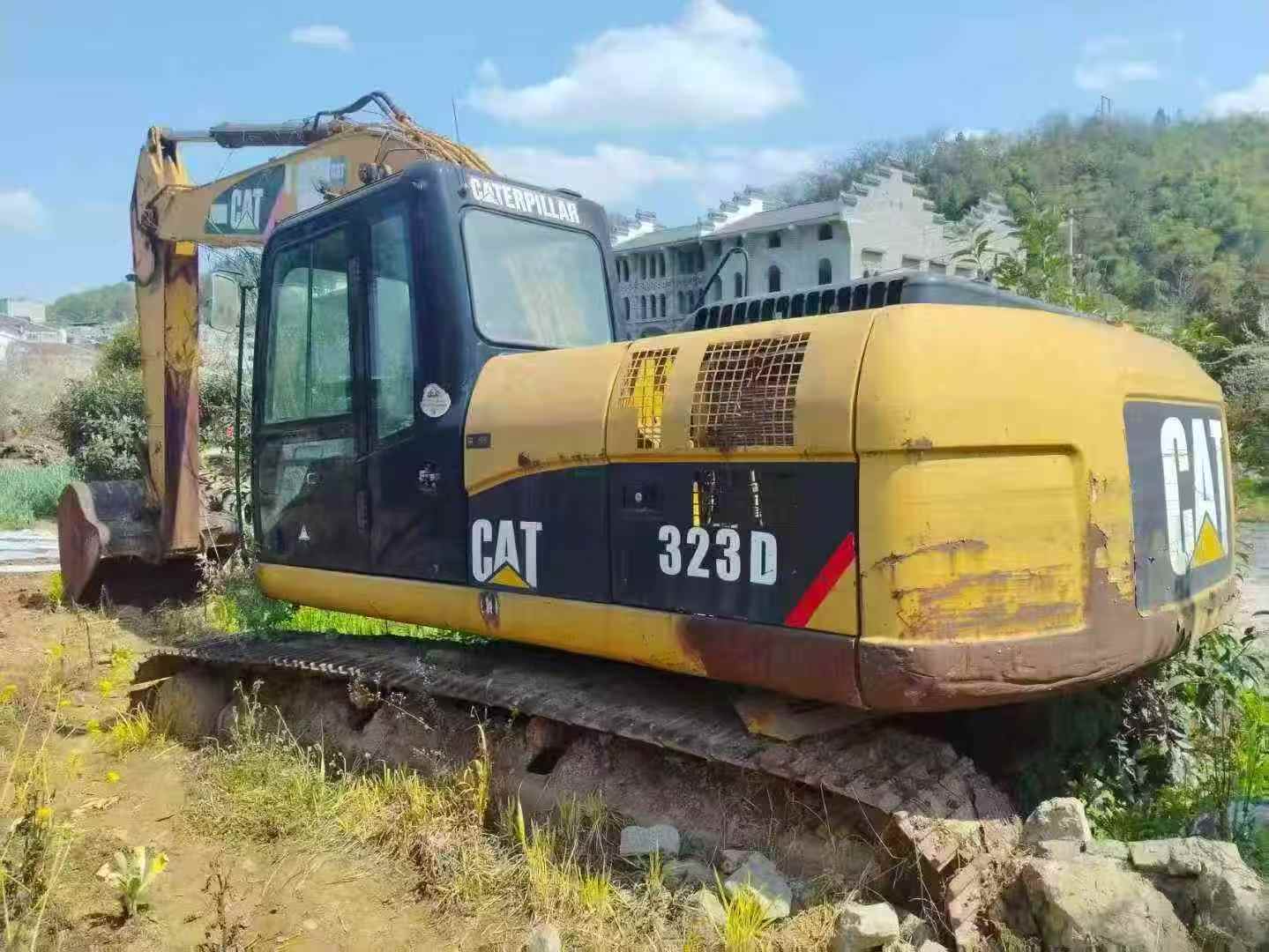 Buy Caterpillar 323DL Used Excavator / 1