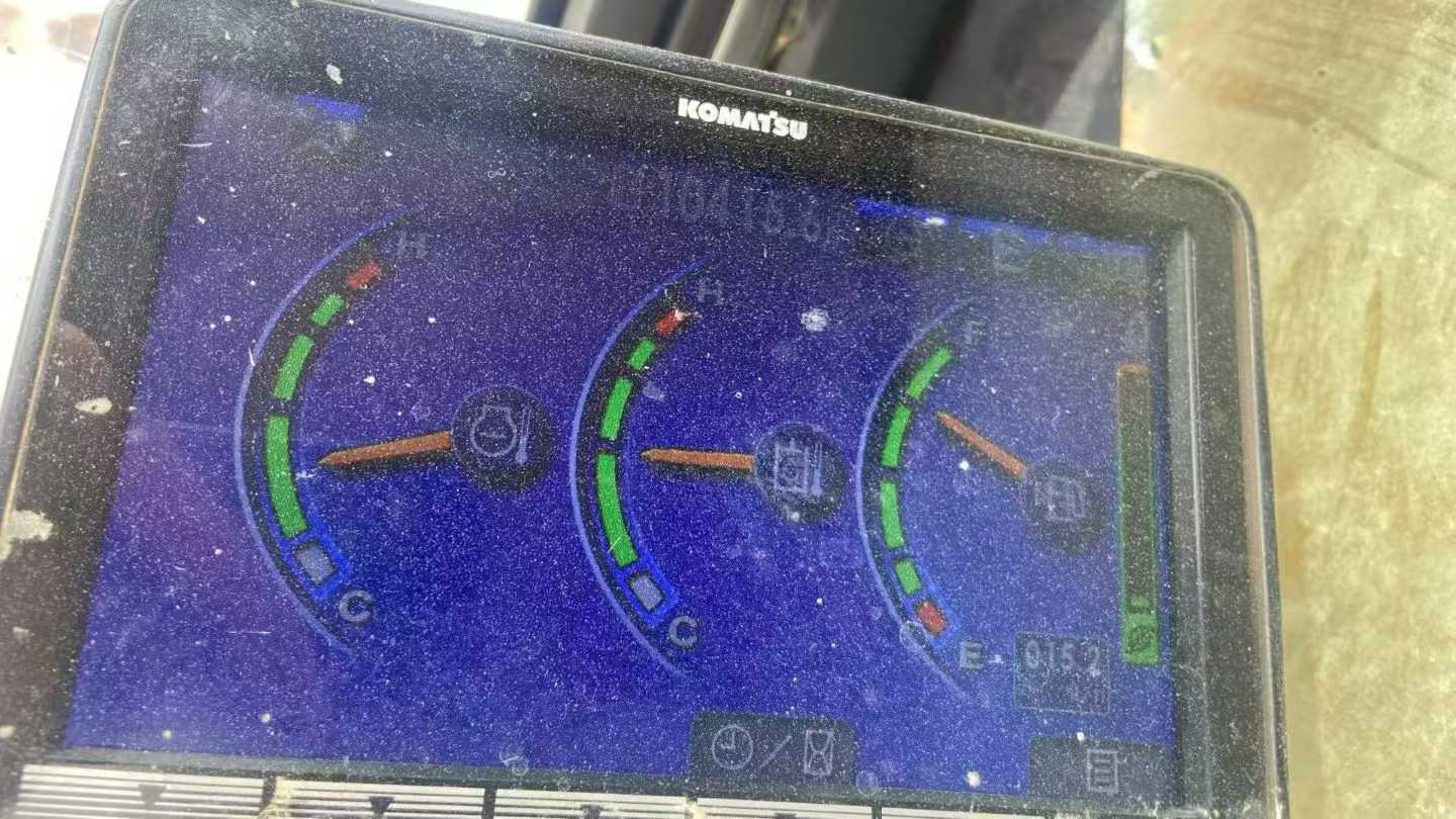 Used Komatsu PC220-8 Excavator 2015 Model / 3