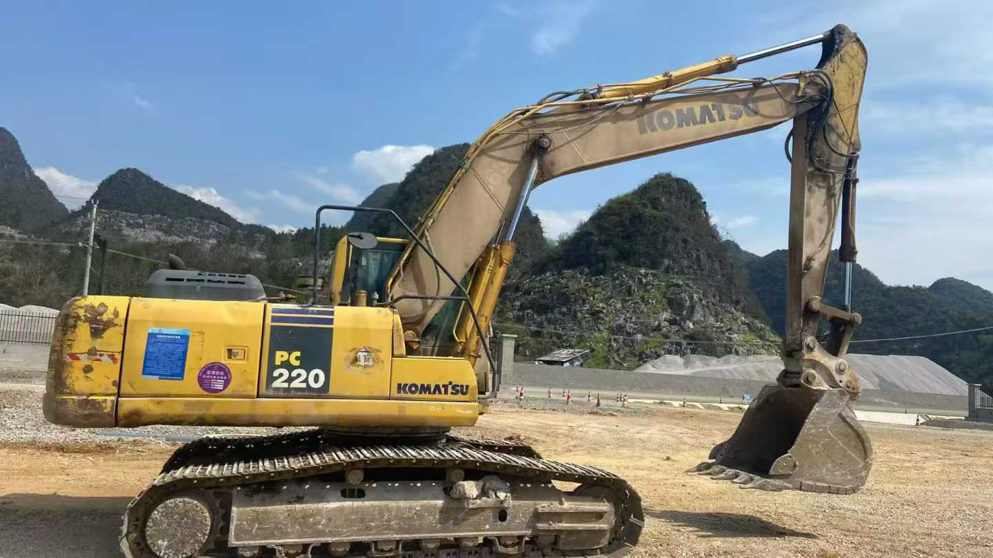 Used Komatsu PC220-8 Excavator 2015 Model / 2