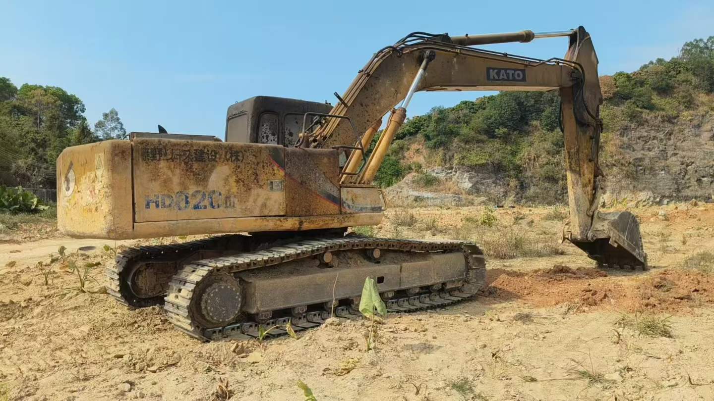 Buy Kato 820-3SP Used Excavator / 1