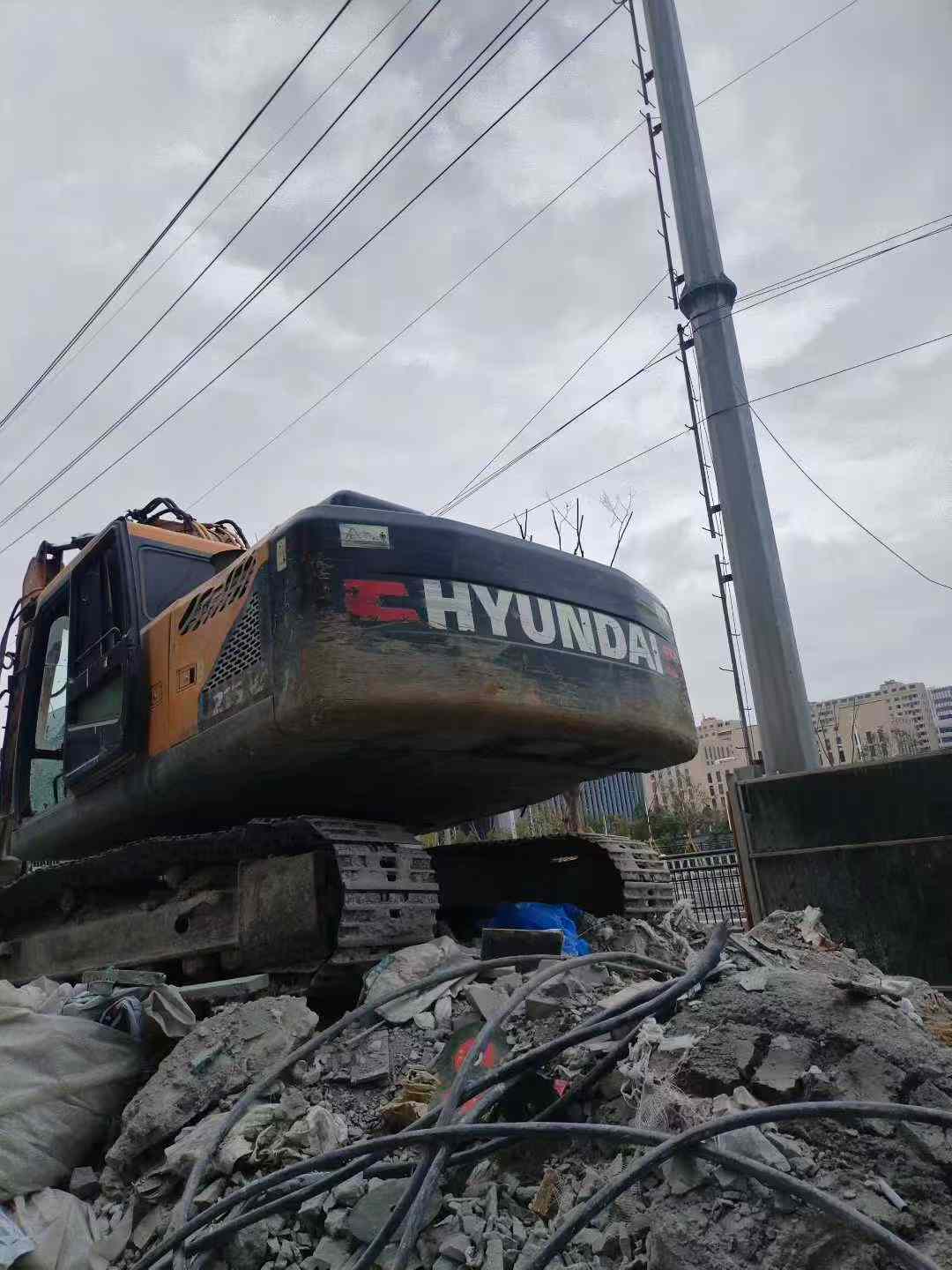 Used Hyundai R215VS Excavator 2016 Model / 3