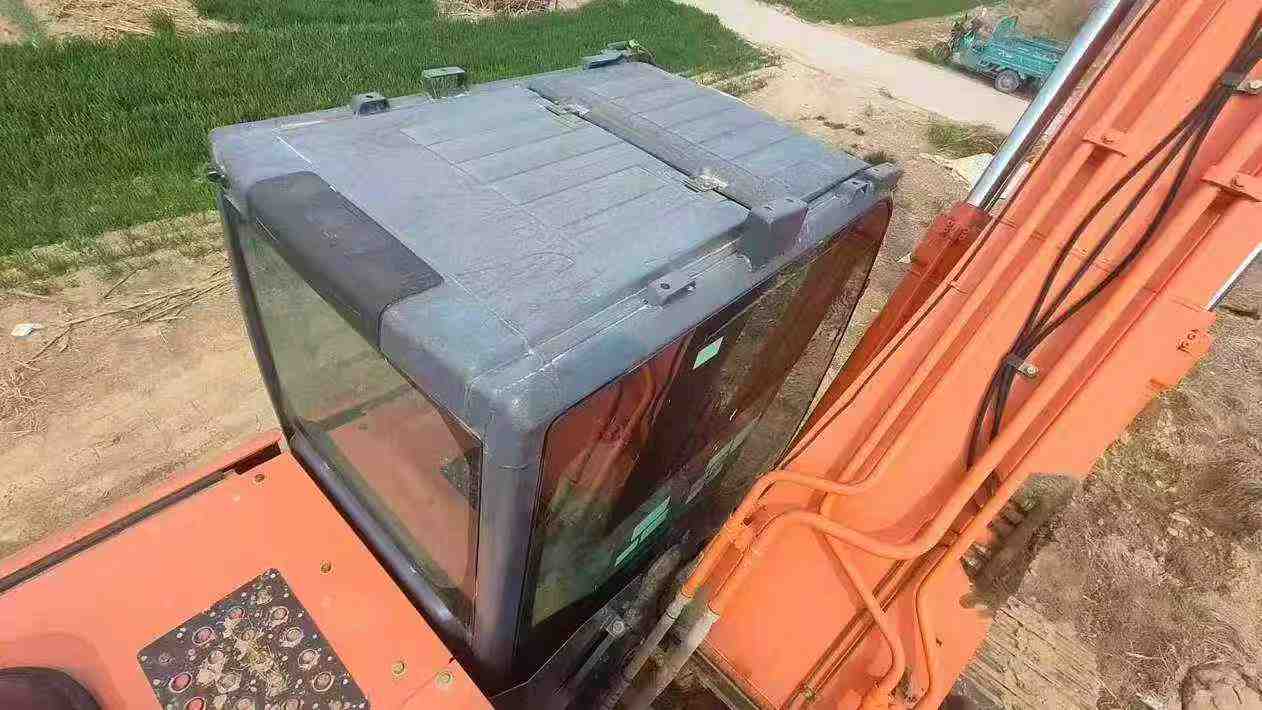 Used Hitachi ZH200-5A Excavator 2016 Model / 3