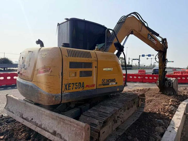 Buy XCMG XE75C Used Excavator / 1