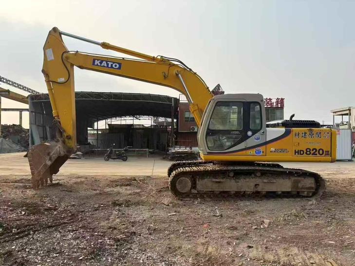 Buy Kato 820-3SP Used Excavator / 1