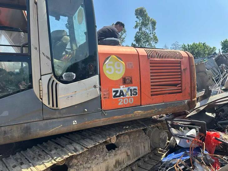 Buy Hitachi EX200-3 Used Excavator / 1