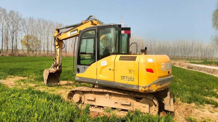 Buy XCMG XE75C Used Excavator / 1