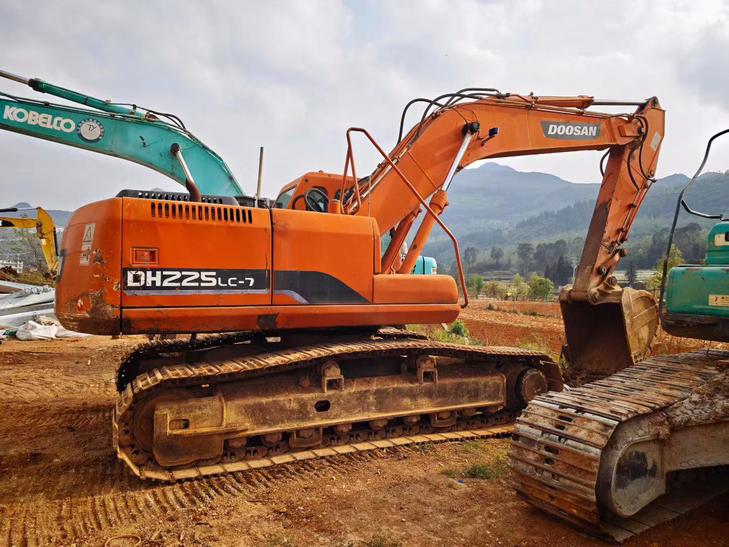 Buy Doosan DH225-7 Used Excavator / 1