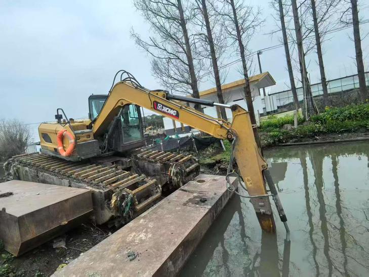 Buy XCMG XE75C Used Excavator / 1