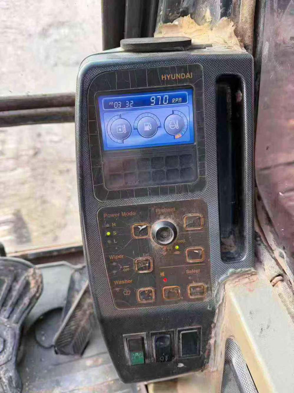 Used Hyundai R215-7C Excavator 2011 Model / 8