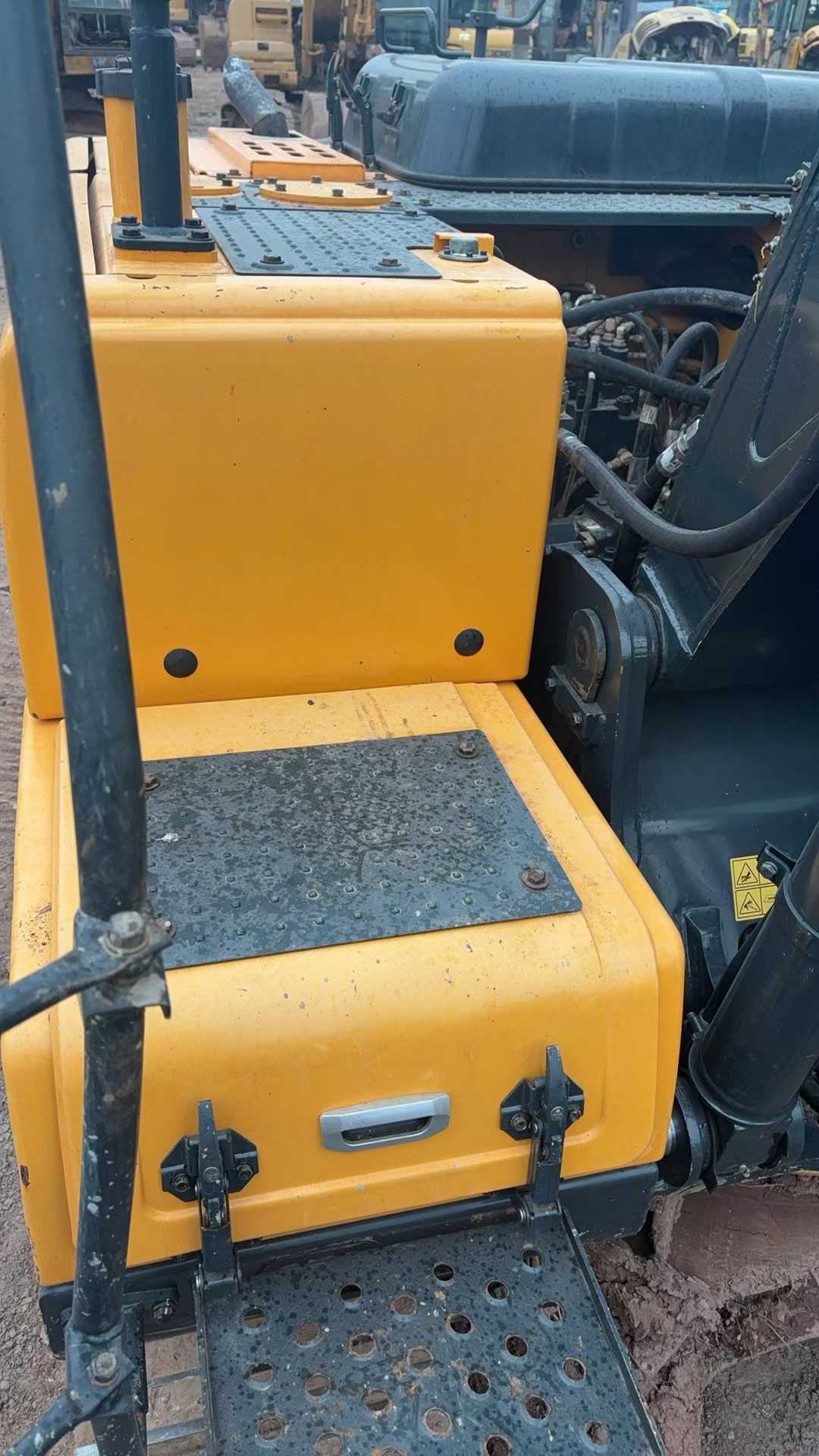 Used Hyundai R130W Excavator 2023 Model / 4