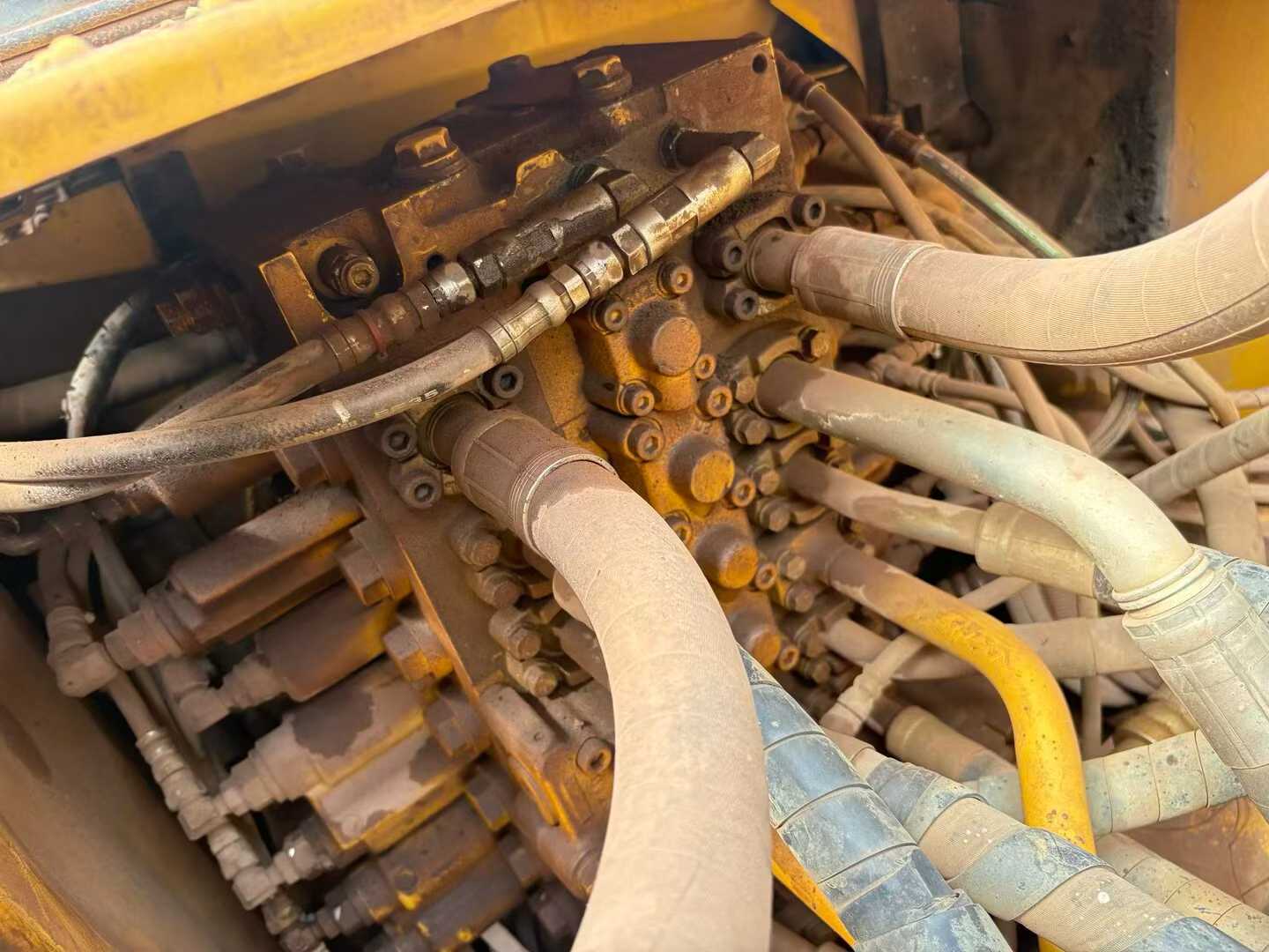 Used Komatsu PC220 Excavator 2019 Model / 4