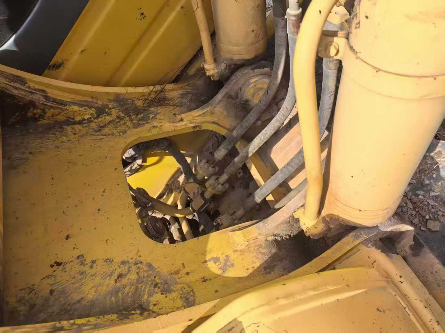 Used Komatsu PC220-8 Excavator 2011 Model / 3