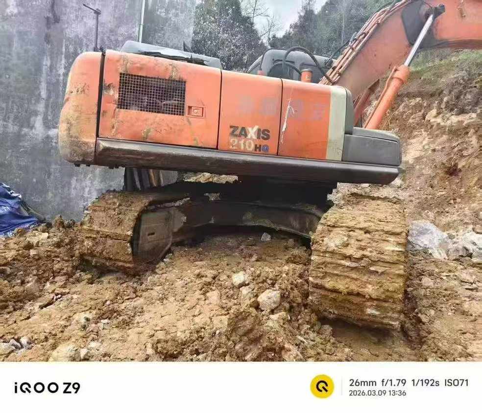 Used Hitachi ZX210-3G Excavator 2013 Model / 3