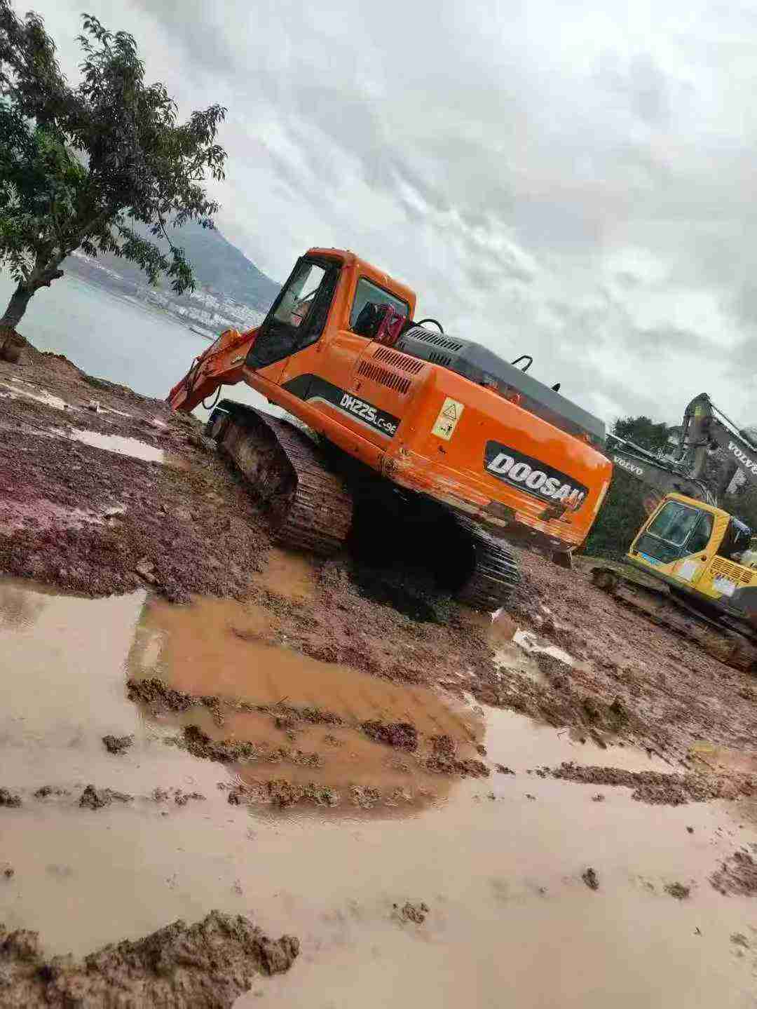 Used Doosan DH220-9E Excavator 2014 Model / 5