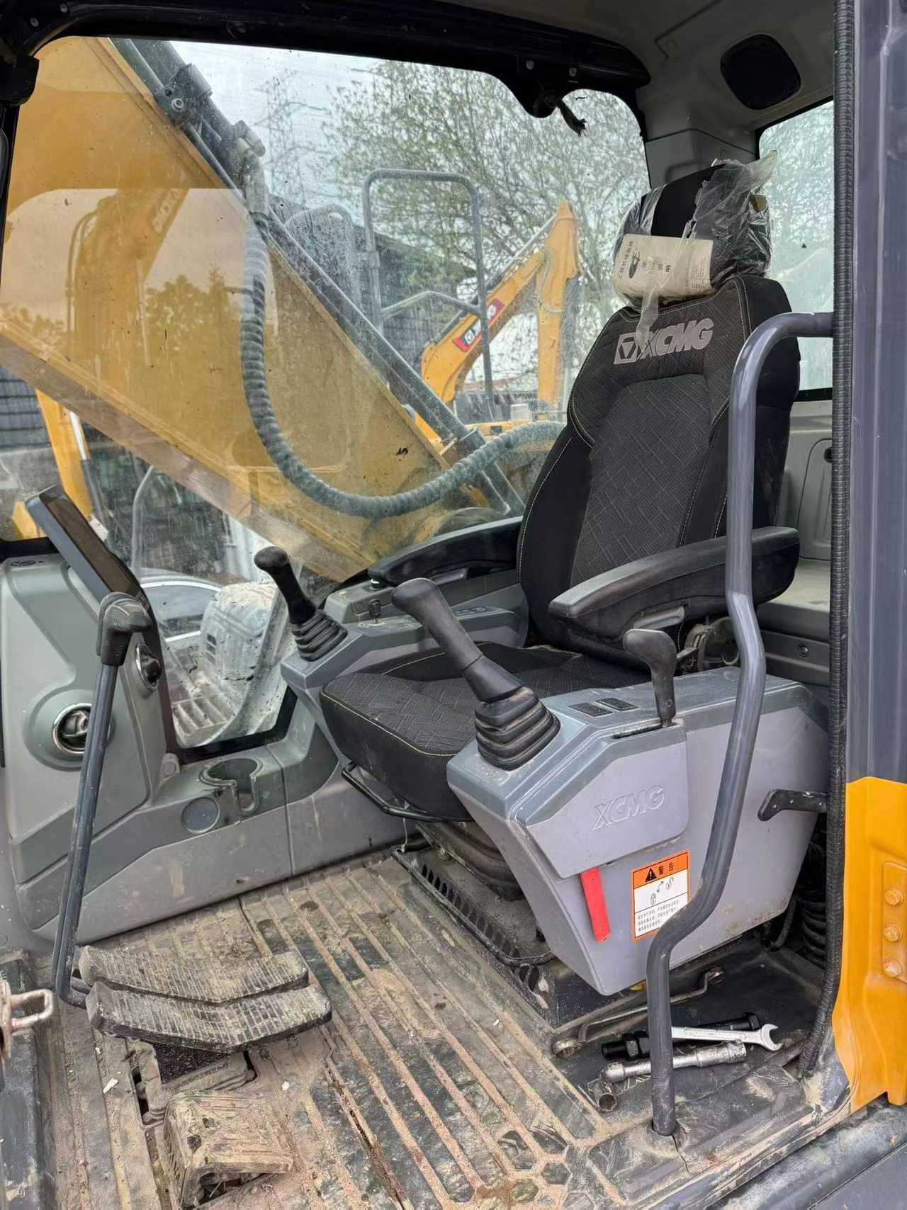 Used XCMG XE335C Excavator 2022 Model / 6