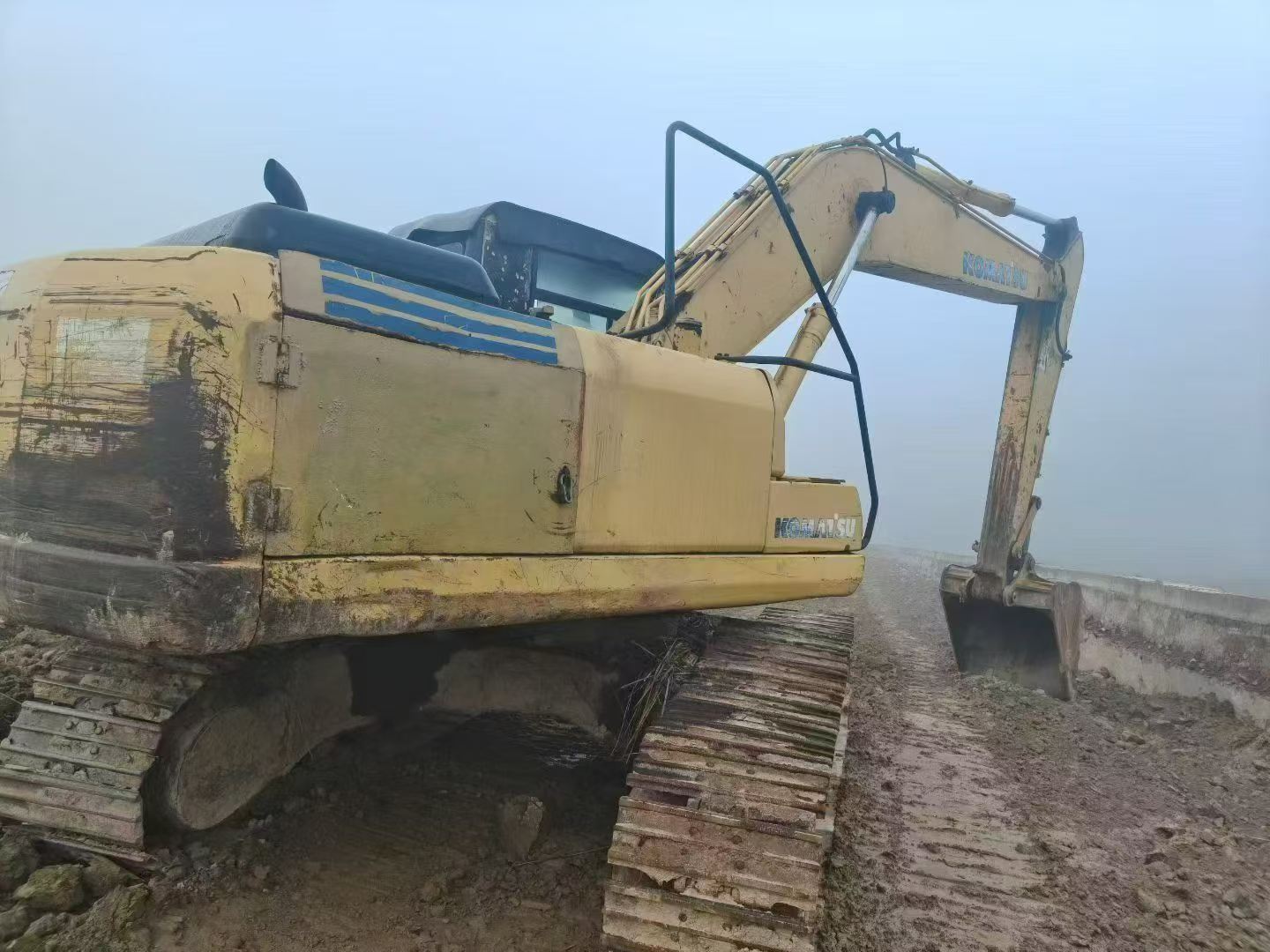 Buy Komatsu PC200 Used Excavator / 3
