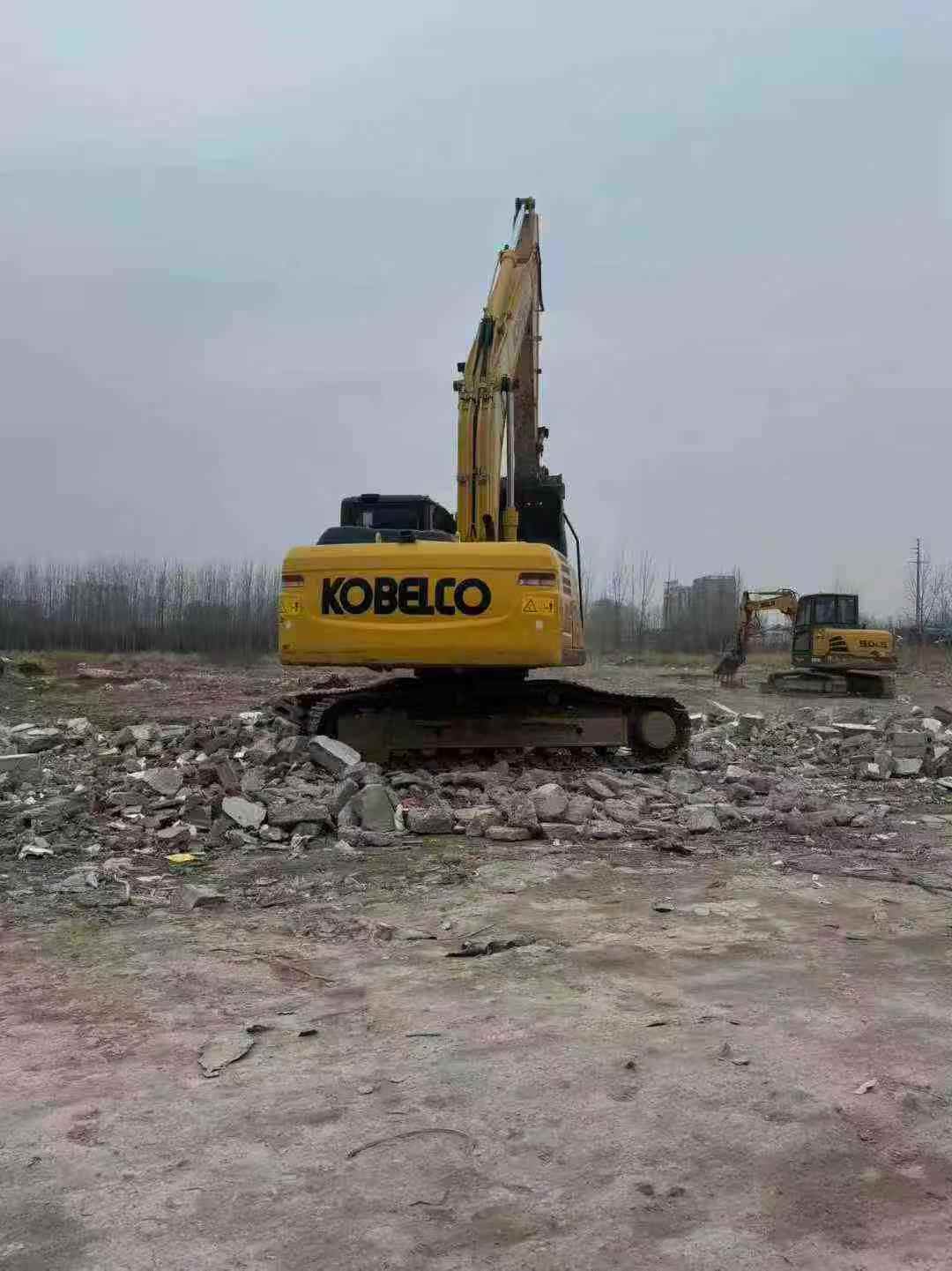 Buy Kobelco SK200 Used Excavator / 3