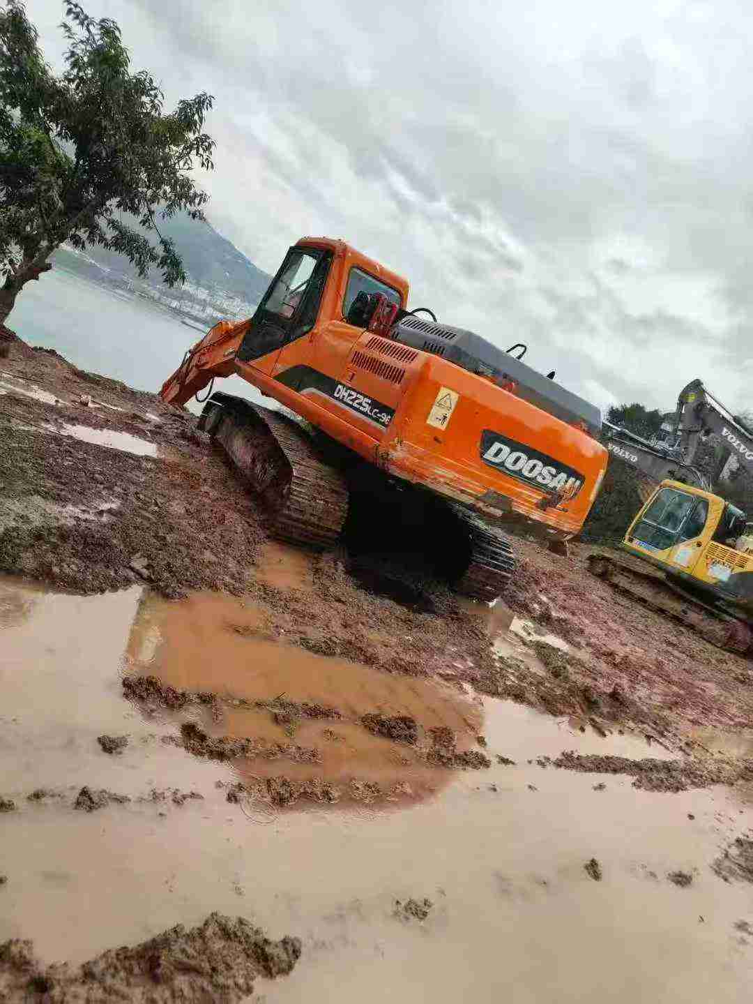 Used Doosan DH220-9E Excavator 2014 Model / 4