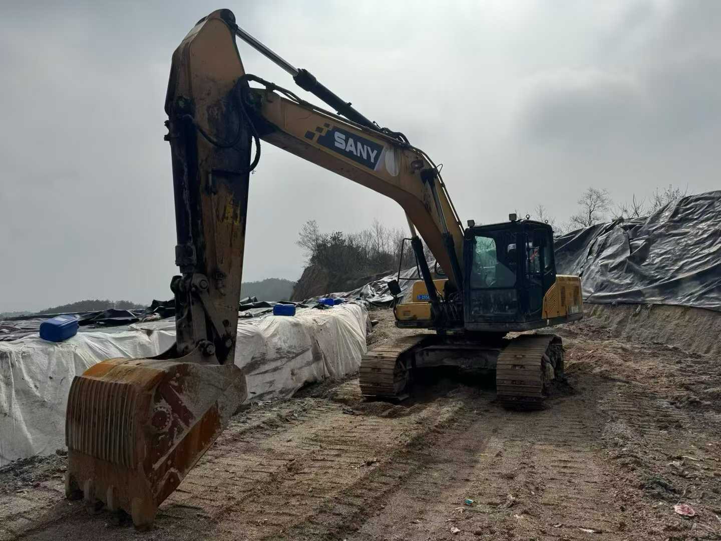 Buy Sany SY200C Used Excavator / 3