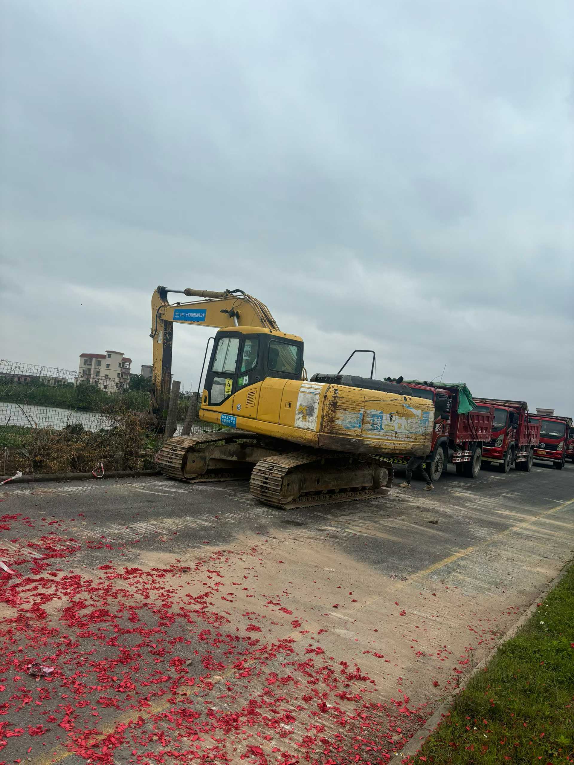 Buy Komatsu PC200-7 Used Excavator / 3