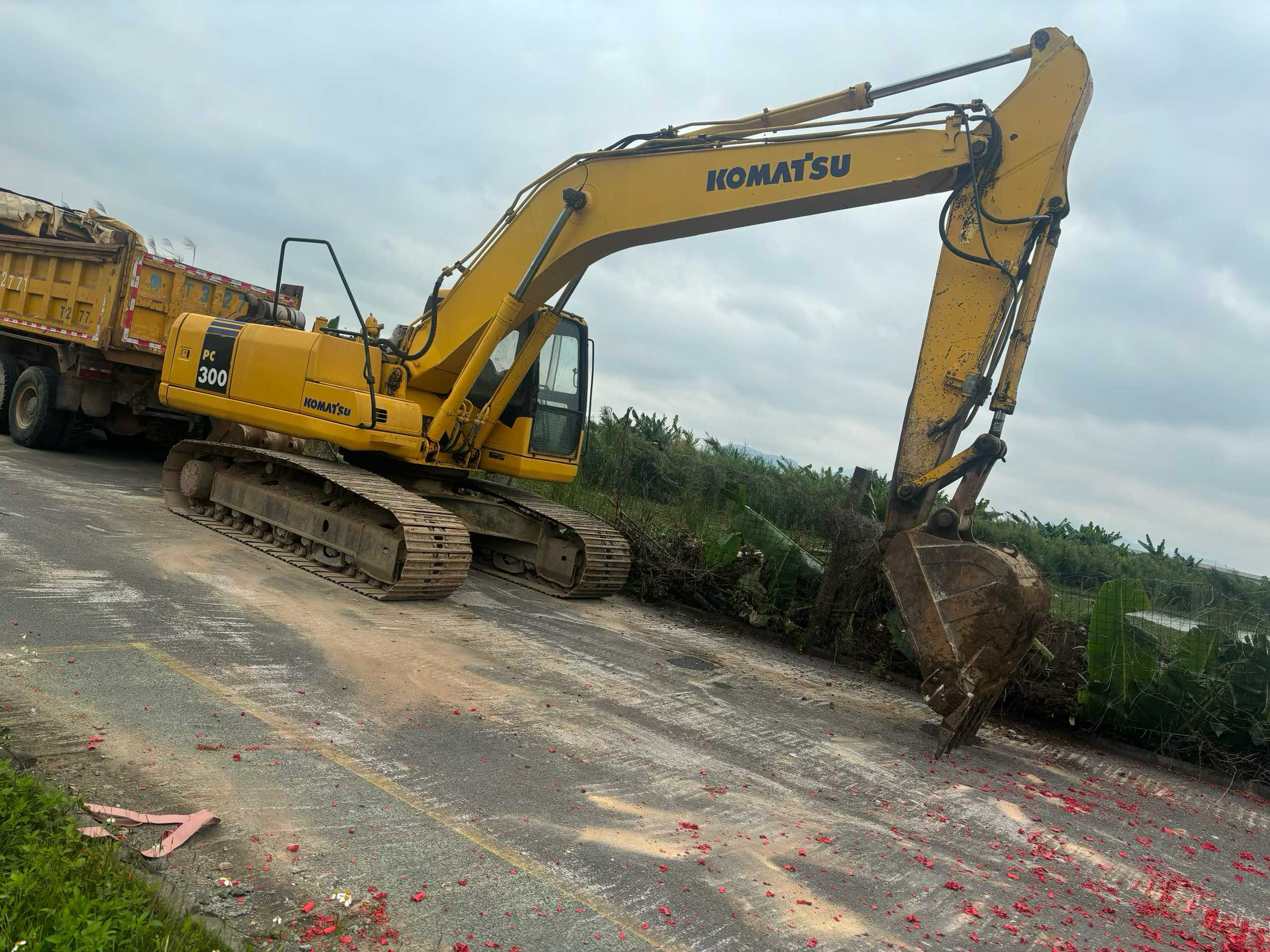 Buy Komatsu PC200-7 Used Excavator / 4