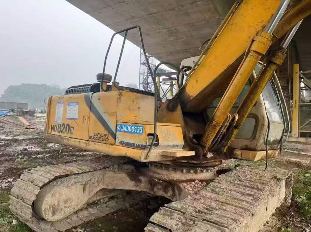 Buy Kato 820-3SP Used Excavator / 3