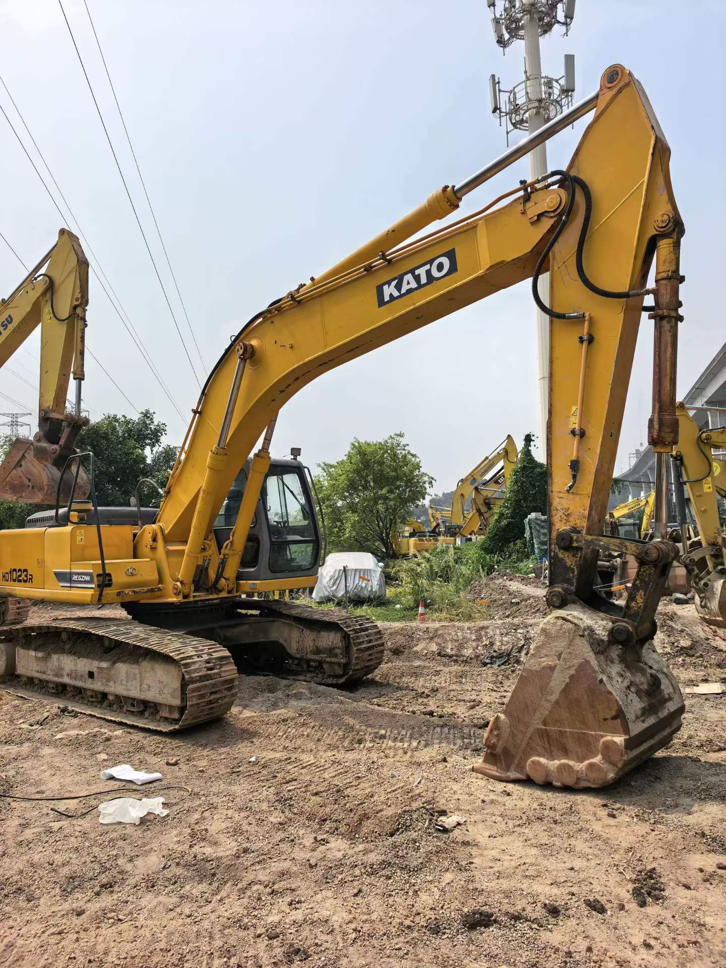 Buy Kato HD1023R Used Excavator / 2