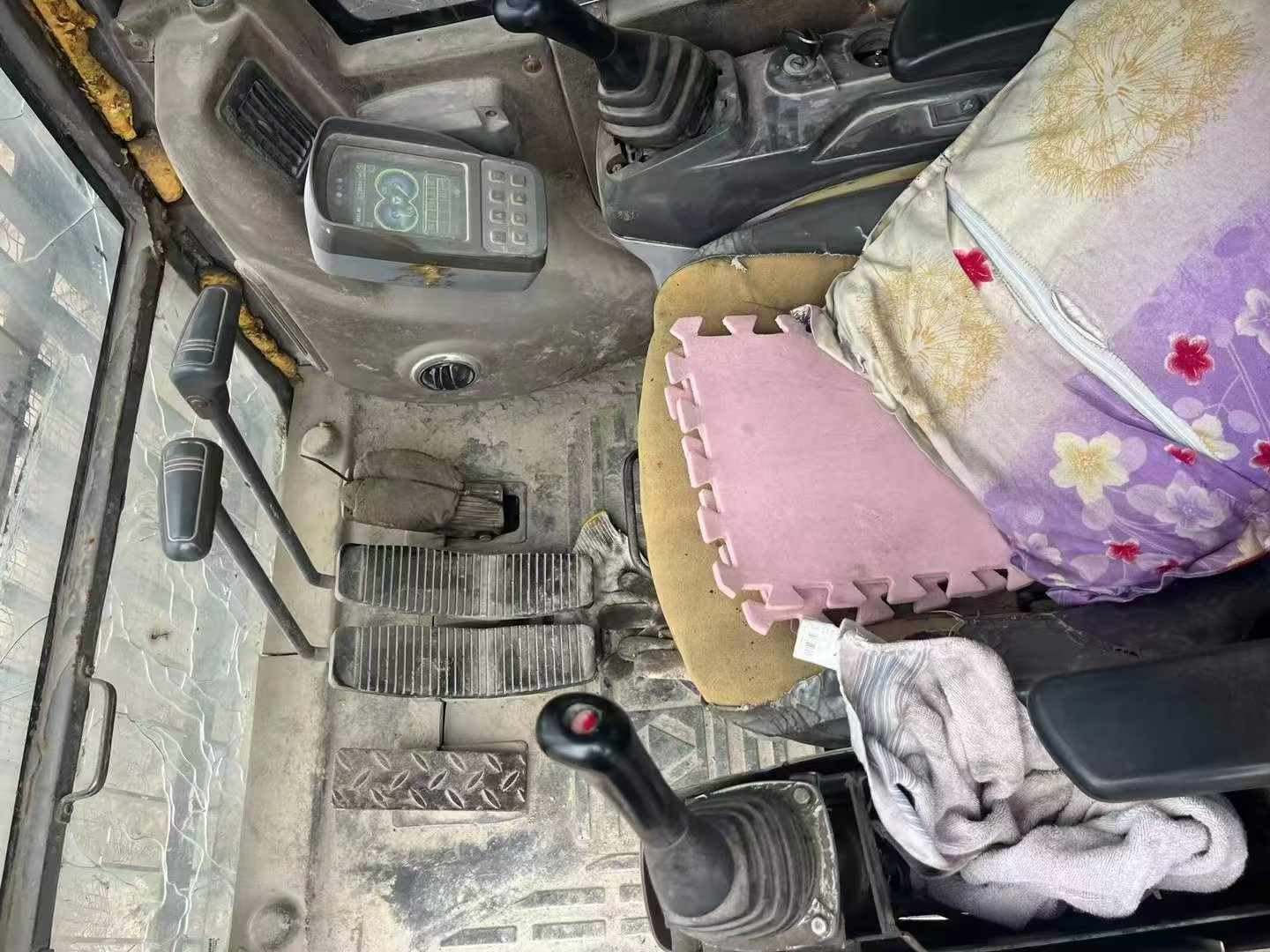 Buy XCMG XE700C Used Excavator / 4