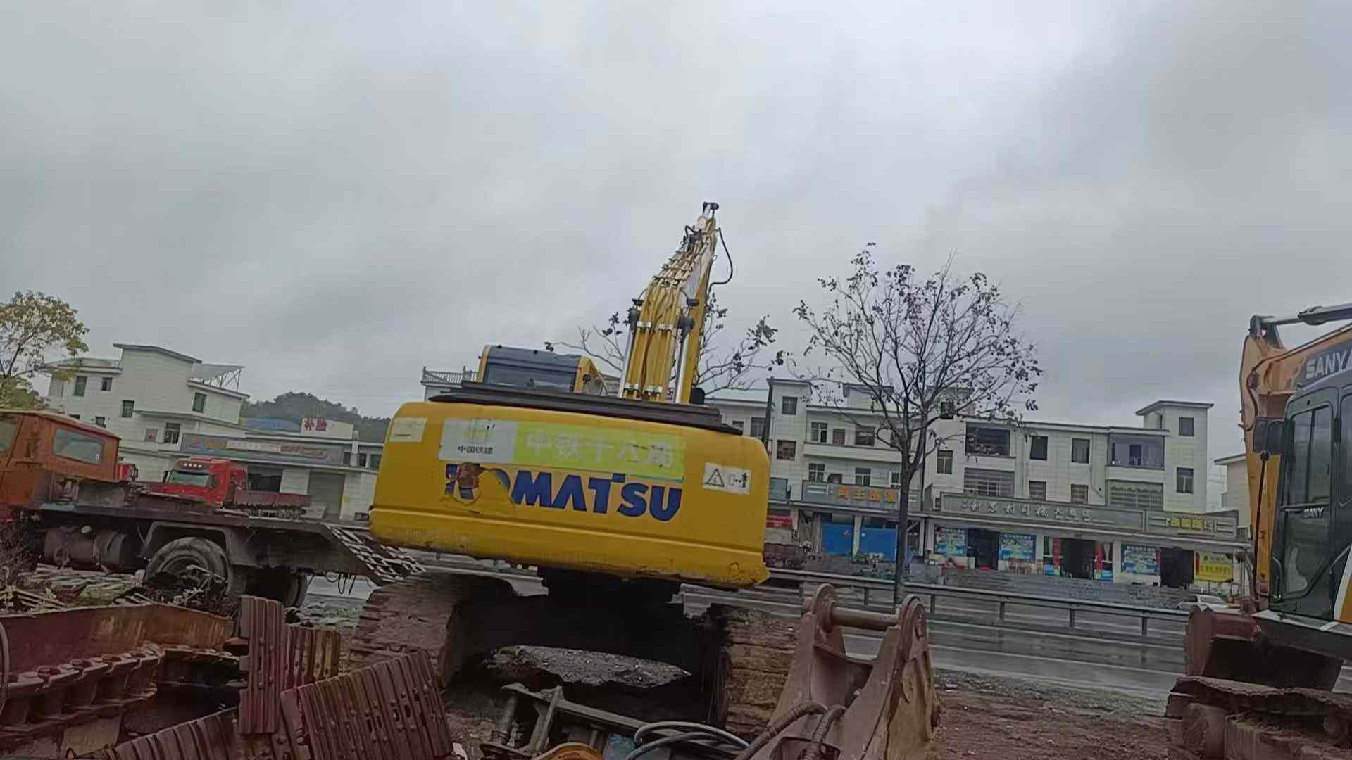 Buy Komatsu PC240-6 Used Excavator / 2